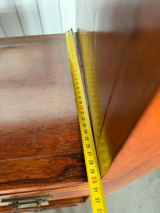 Estantería de madera con puertas de cristal