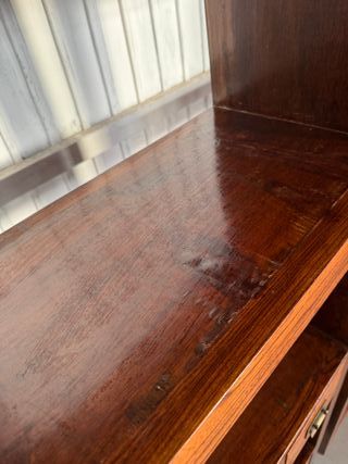 Estantería de madera con puertas de cristal