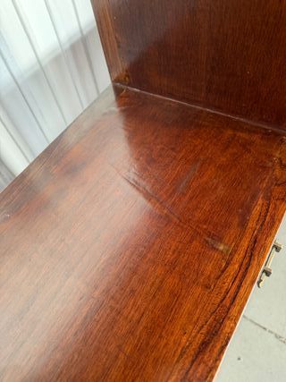 Estantería de madera con puertas de cristal