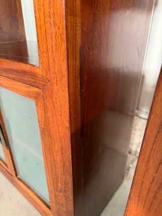 Estantería de madera con puertas de cristal