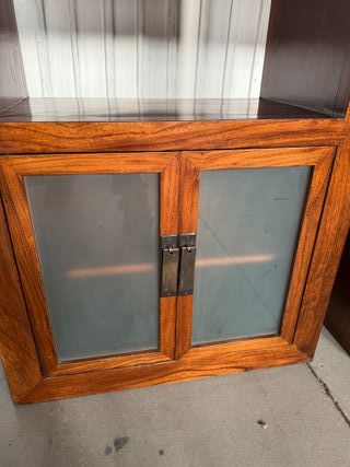Estantería de madera con puertas de cristal