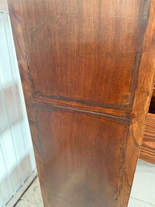 Estantería de madera con puertas de cristal