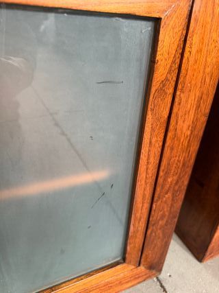 Estantería de madera con puertas de cristal