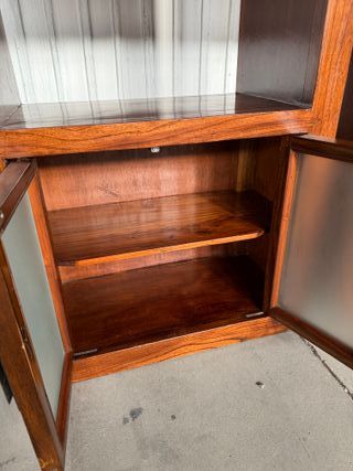 Estantería de madera con puertas de cristal