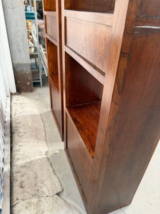 Estantería de madera con puertas de cristal