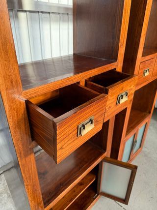 Estantería de madera con puertas de cristal