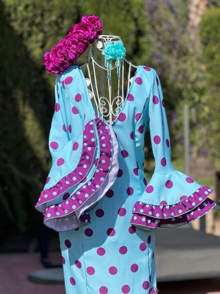 Traje de flamenca azul con lunares morados