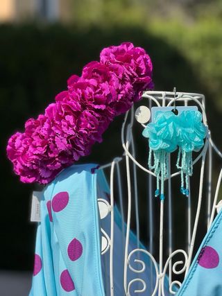 Traje de flamenca azul con lunares morados