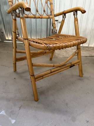 Mesa y sillas de bambú y cristal