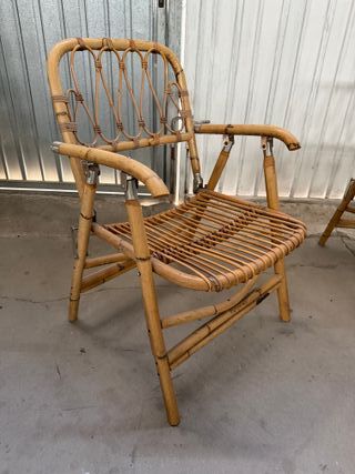 Mesa y sillas de bambú y cristal