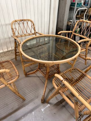 Mesa y sillas de bambú y cristal