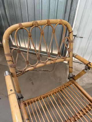 Mesa y sillas de bambú y cristal