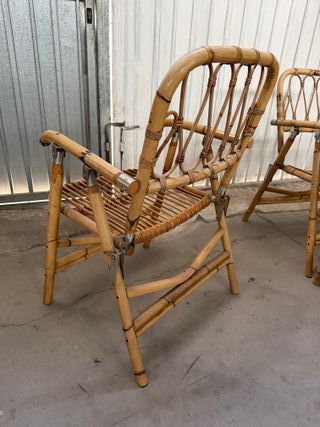 Mesa y sillas de bambú y cristal