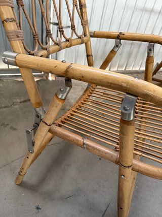 Mesa y sillas de bambú y cristal