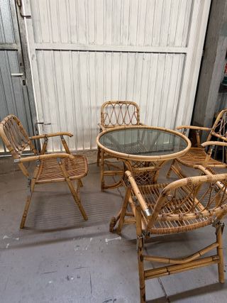 Mesa y sillas de bambú y cristal