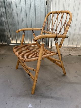 Mesa y sillas de bambú y cristal