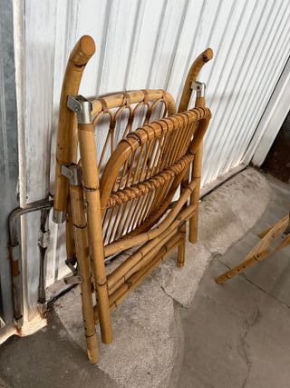 Mesa y sillas de bambú y cristal