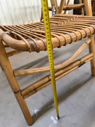 Mesa y sillas de bambú y cristal