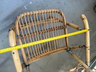 Mesa y sillas de bambú y cristal