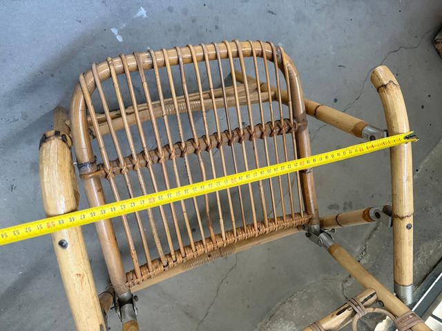 Mesa y sillas de bambú y cristal