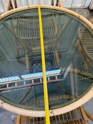 Mesa y sillas de bambú y cristal