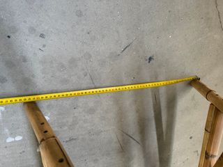 Mesa y sillas de bambú y cristal