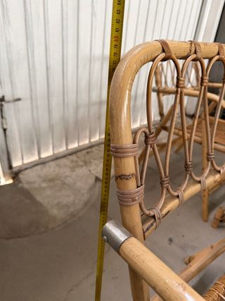 Mesa y sillas de bambú y cristal