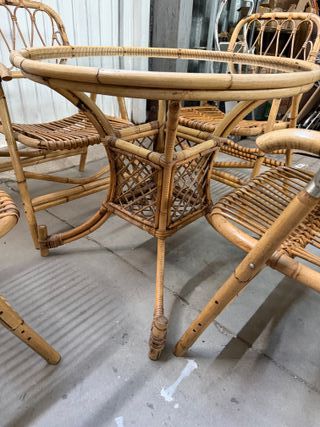 Mesa y sillas de bambú y cristal