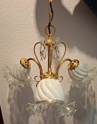 Lámpara de techo clásica dorada y blanca