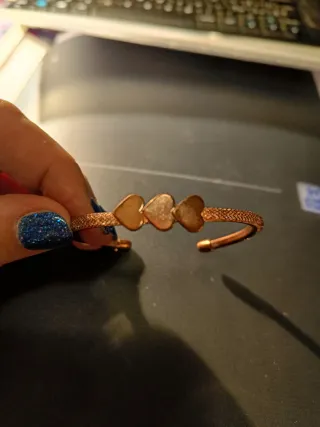 Braccialetto rigido con cuori oro e simil Swarovsk