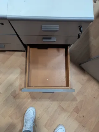 Mesa de oficina con ruedas