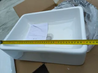 Fregadero sobre encimera blanco