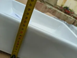 Fregadero sobre encimera blanco