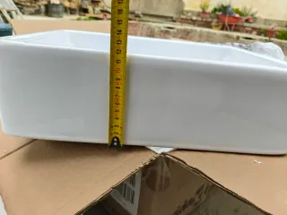 Fregadero sobre encimera blanco