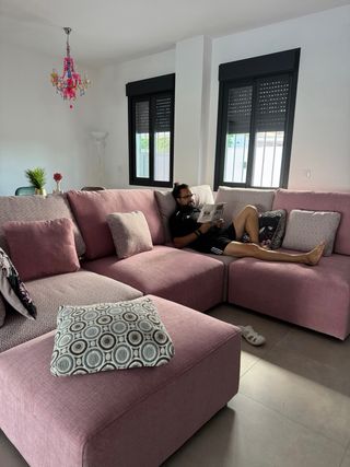 Sofá mdel multicolor y rosa