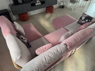 Sofá mdel multicolor y rosa