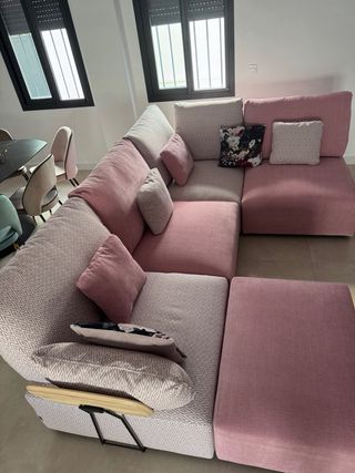 Sofá mdel multicolor y rosa