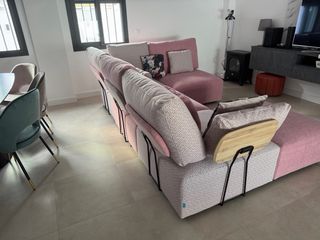 Sofá mdel multicolor y rosa