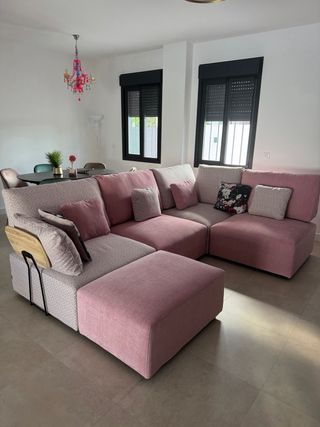 Sofá mdel multicolor y rosa