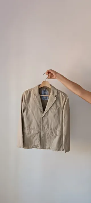 Traje beige chaqueta y pantalón