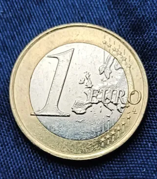 9A. 1 €. 2023. España. Pegotito de metal. Ver.