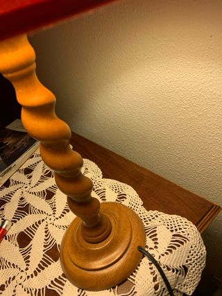 Lámpara de mesa madera y tela roja