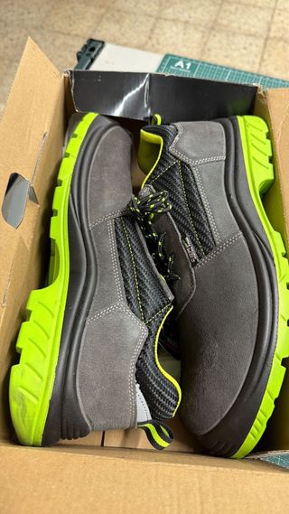 Botas de seguridad Bellota grises y verdes