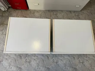 Mesitas de noche beige y blancas