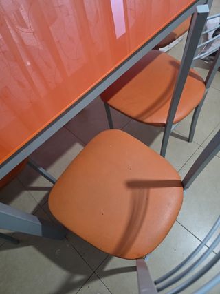 Mesa de cristal naranja con 4 sillas