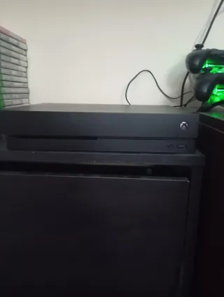 Pack Xbox One X de un 1tb + TV 32 + soporte pared