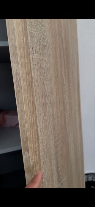 Armario de madera color beige y marrón