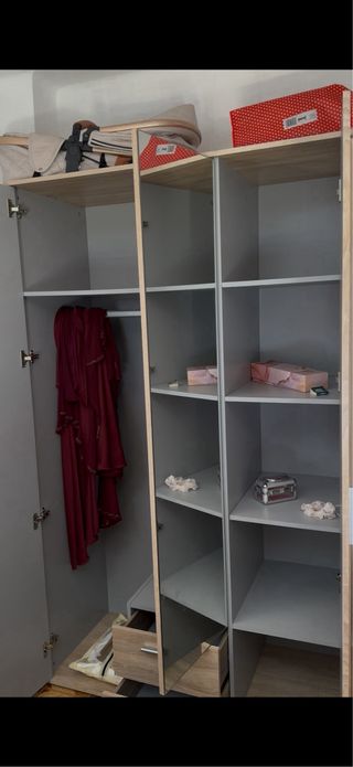 Armario de madera color beige y marrón