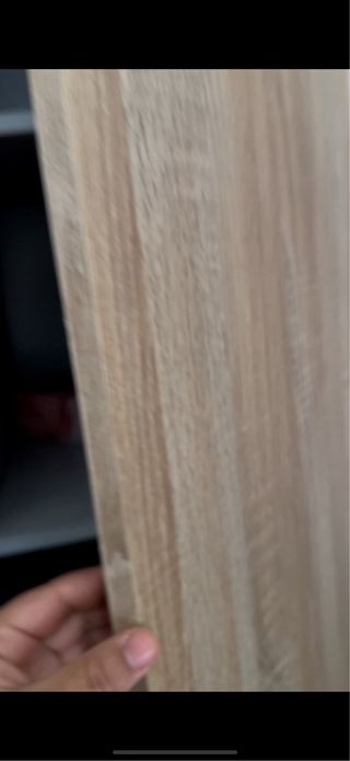 Armario de madera color beige y marrón