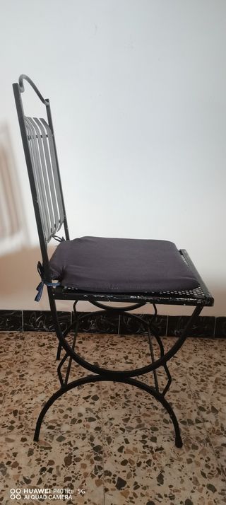 Silla de acero negra con cojín gris